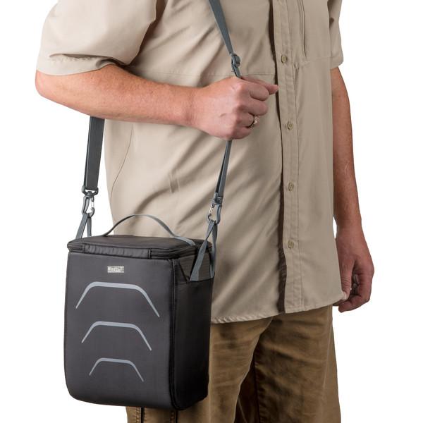 Dual25L_model_shoulder-6748-Edit_ab365d7f-1537-40ae-8889-0004c4e06051_grande