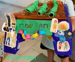 הסוכה של גיא מסתוונית